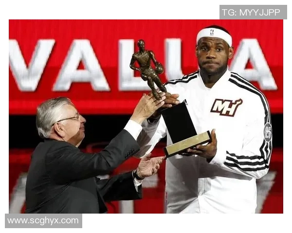 詹姆斯的篮球传奇之路:从天才少年到NBA巨星的成长历程 詹姆斯的篮球传奇之路:从天才少年到NBA巨星的成长历程